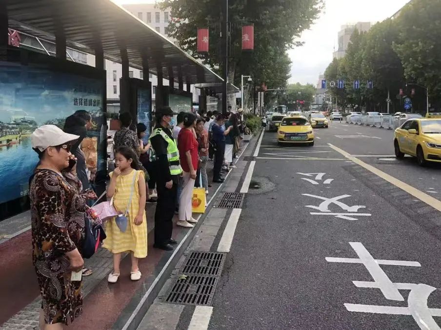 C:/Users/Administrator/Desktop/臺風“貝碧嘉”來襲，南京保安積極應對，“守”護萬家團圓！/2.jpg2