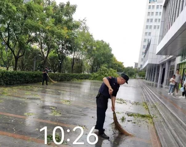 C:/Users/BA/Desktop/風(fēng)雨過后南京保安迅速行動，恢復(fù)安“寧”面貌/5.jpg5