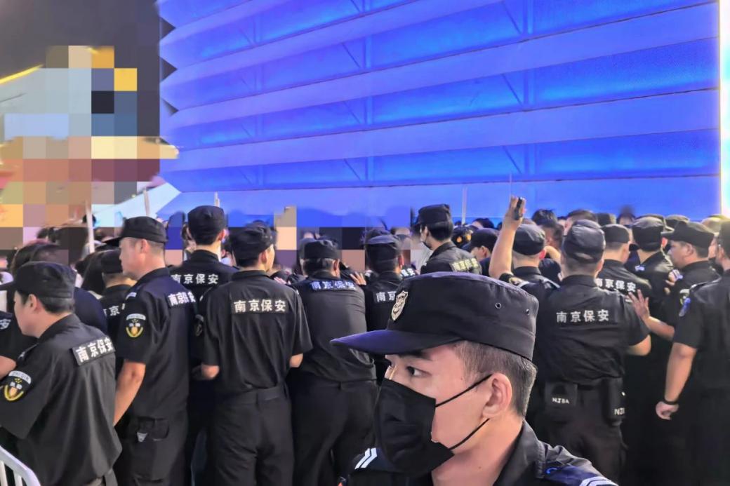 C:/Users/Administrator/Desktop/臺風“貝碧嘉”來襲，南京保安積極應對，“守”護萬家團圓！/12.jpg12