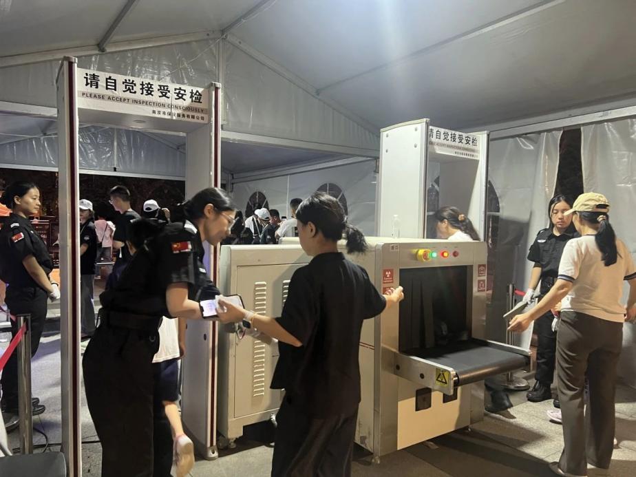 C:/Users/Administrator/Desktop/臺風“貝碧嘉”來襲，南京保安積極應對，“守”護萬家團圓！/9.jpg9