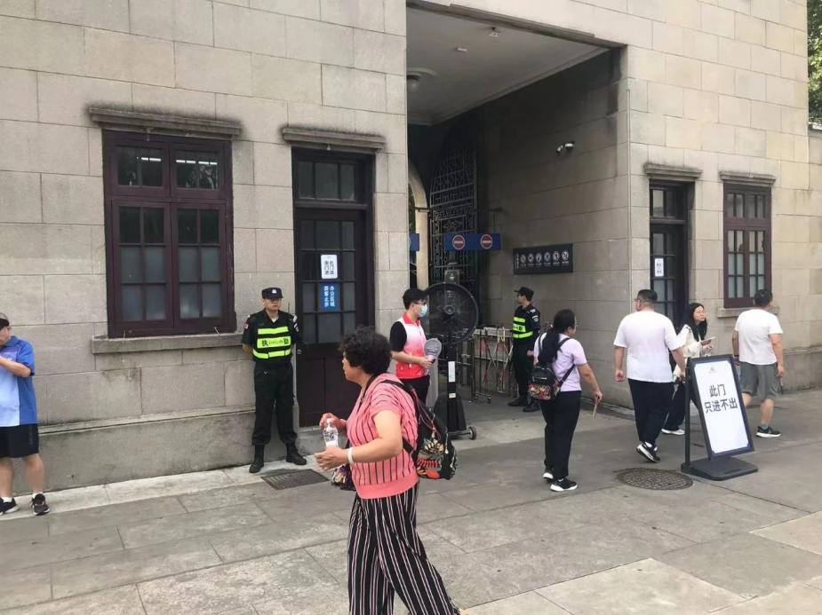 C:/Users/Administrator/Desktop/臺風“貝碧嘉”來襲，南京保安積極應對，“守”護萬家團圓！/8.jpg8